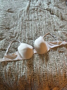 Victoria's Secret White Molded T-Shirt Bra